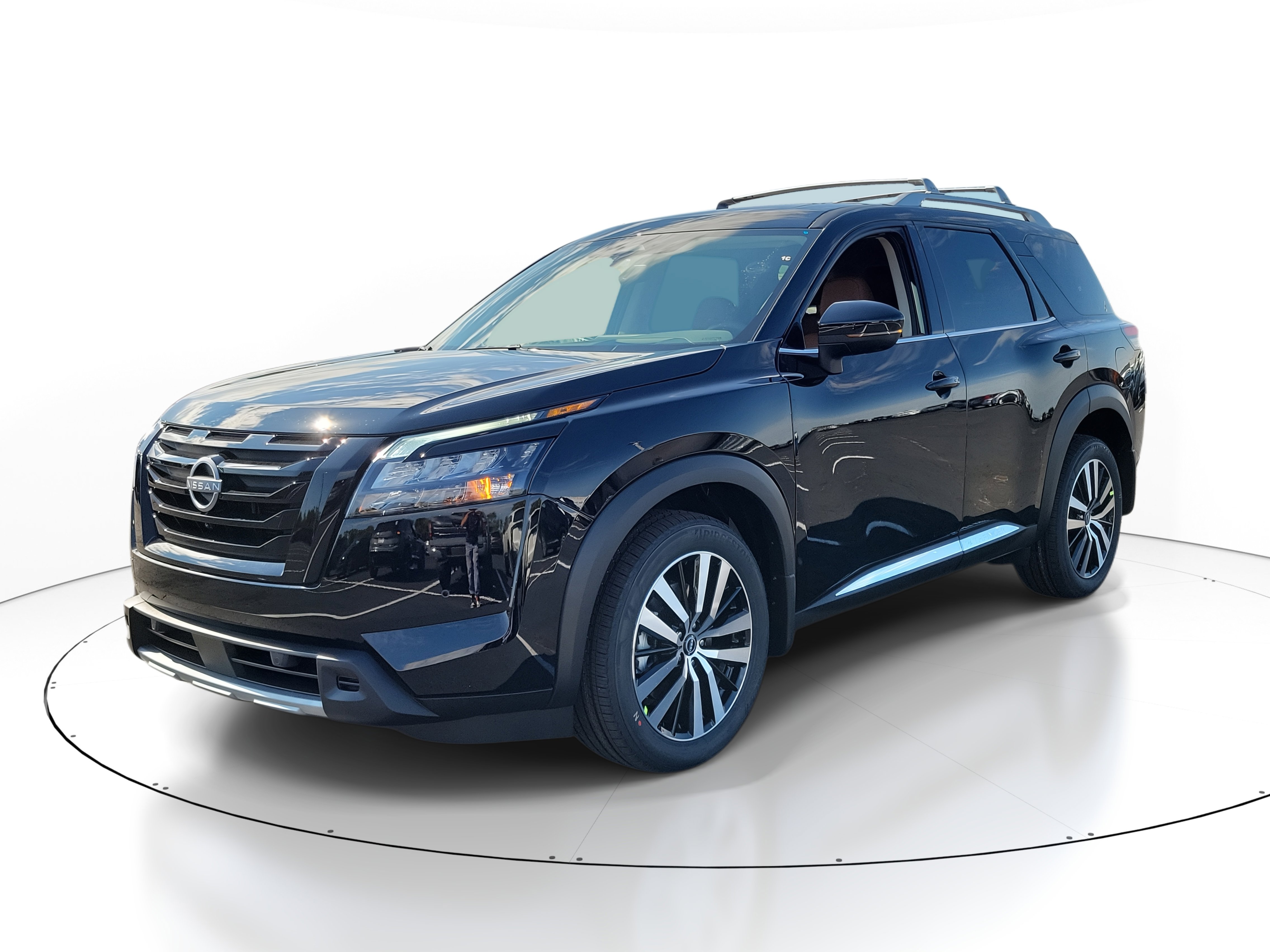 2025 Nissan Pathfinder Platinum photo 2
