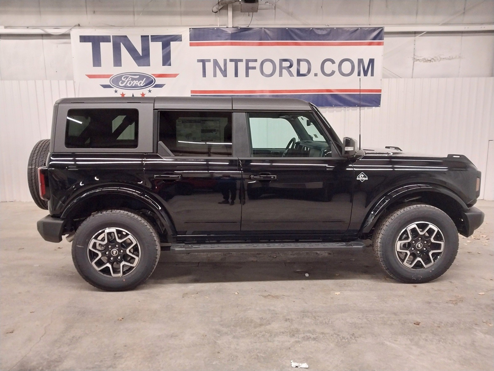 2024 Ford Bronco Outer Banks photo 3