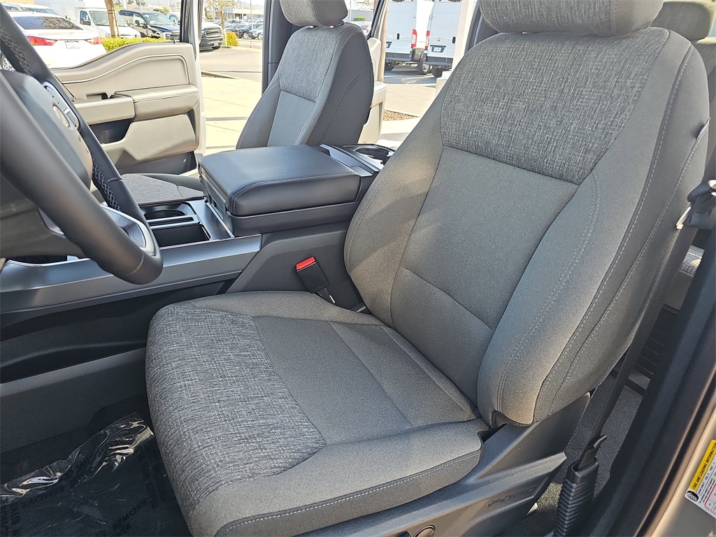 2025 Ford F-150 XLT photo 13