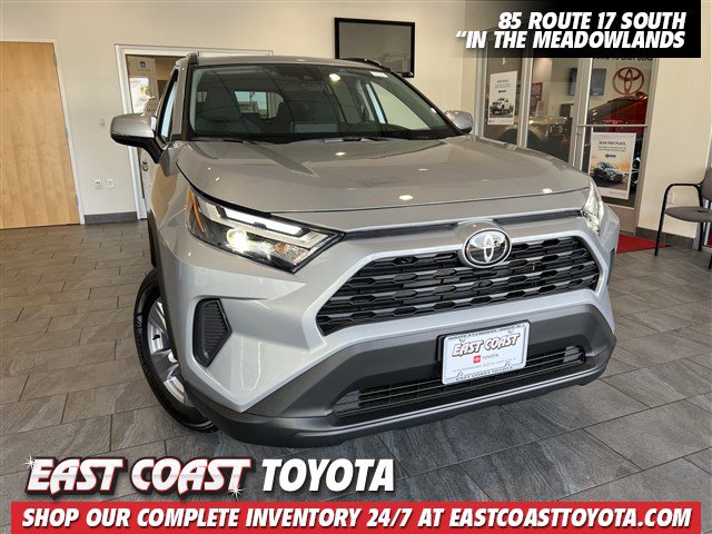 2025 Toyota RAV4 XLE's photo