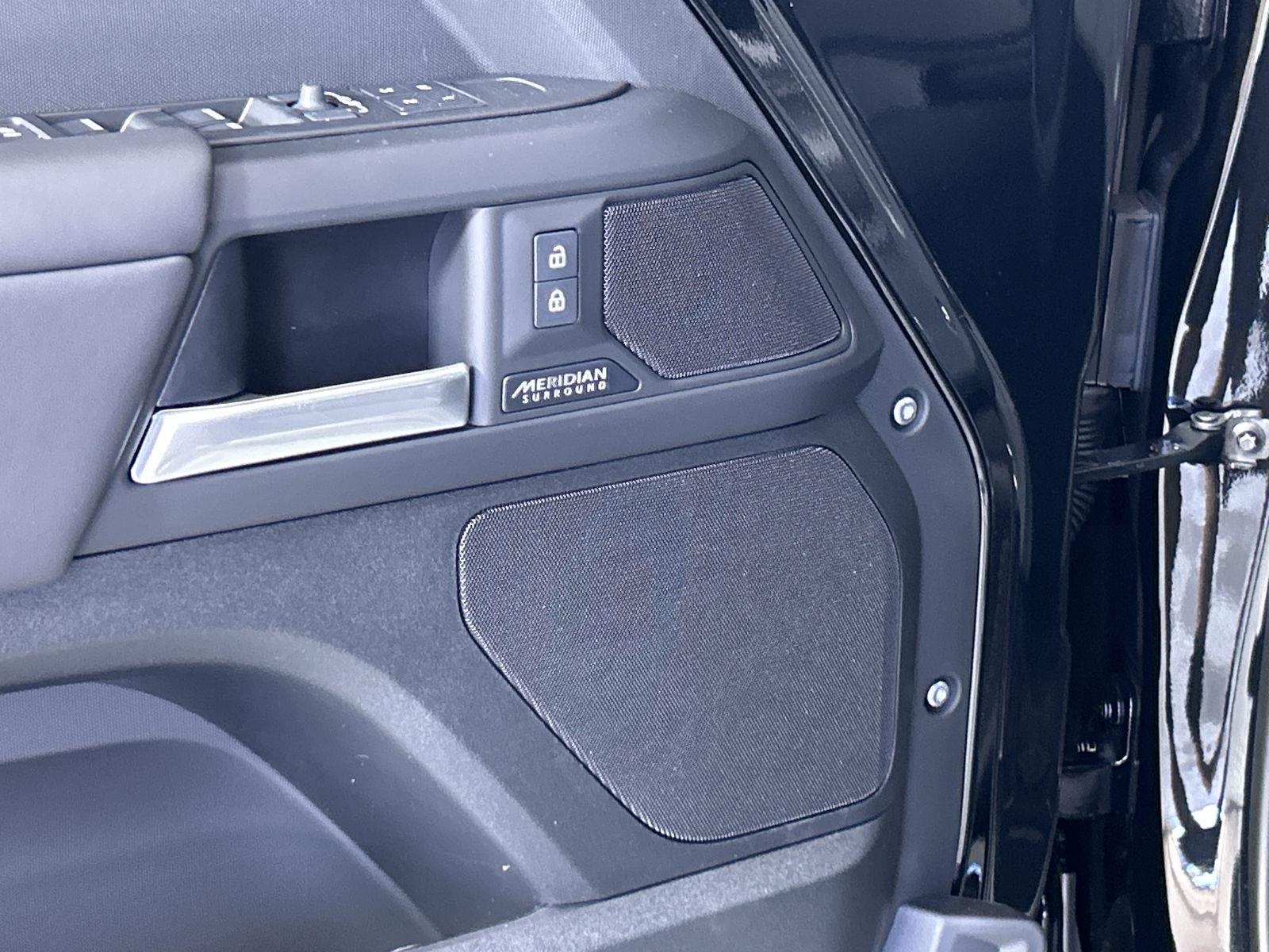 2025 Land Rover Defender 130 X-Dynamic SE photo 21