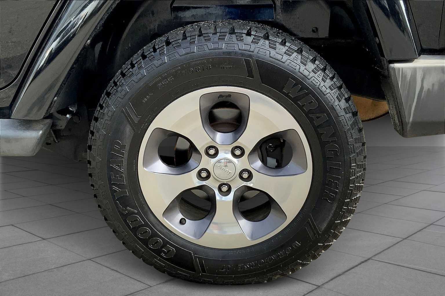 2016 Jeep Wrangler Unlimited Sahara photo 10