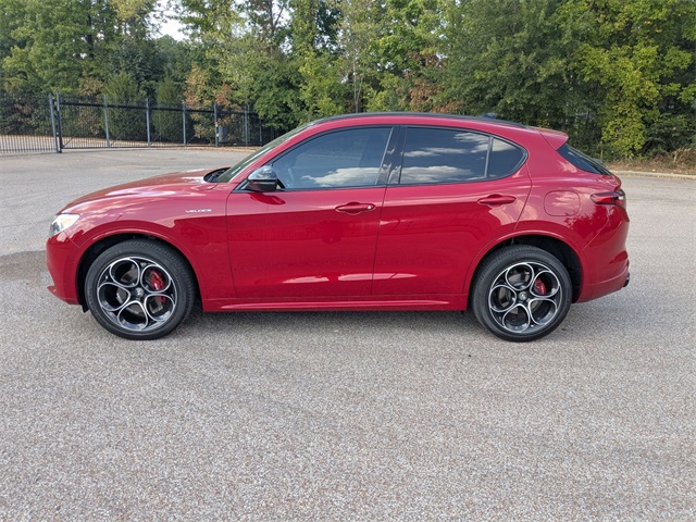 2022 Alfa Romeo Stelvio Ti photo 2