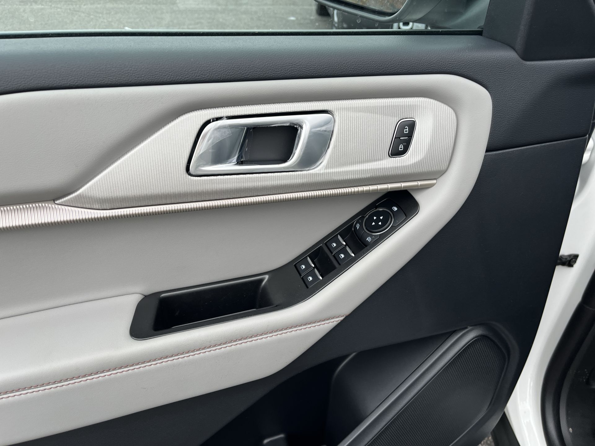 2026 Ford Explorer photo 4