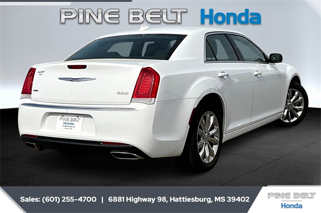2022 Chrysler 300 Touring photo 10