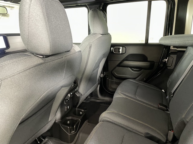 2025 Jeep Wrangler Sahara photo 35