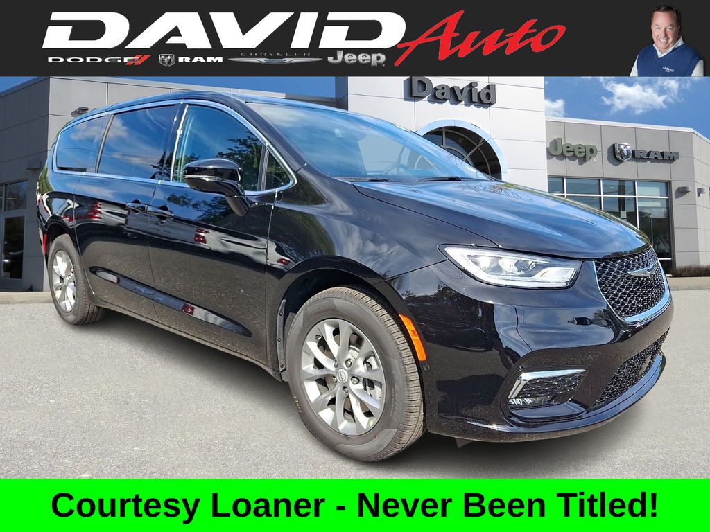2026 Chrysler Pacifica Select's photo