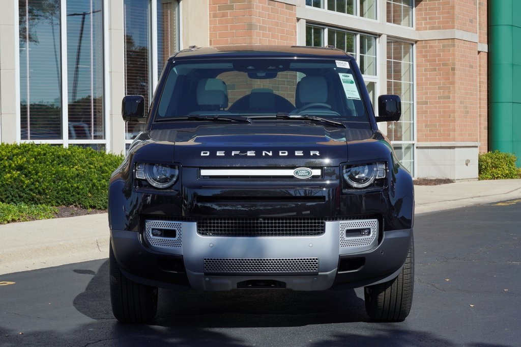 2025 Land Rover Defender 110 S photo 3