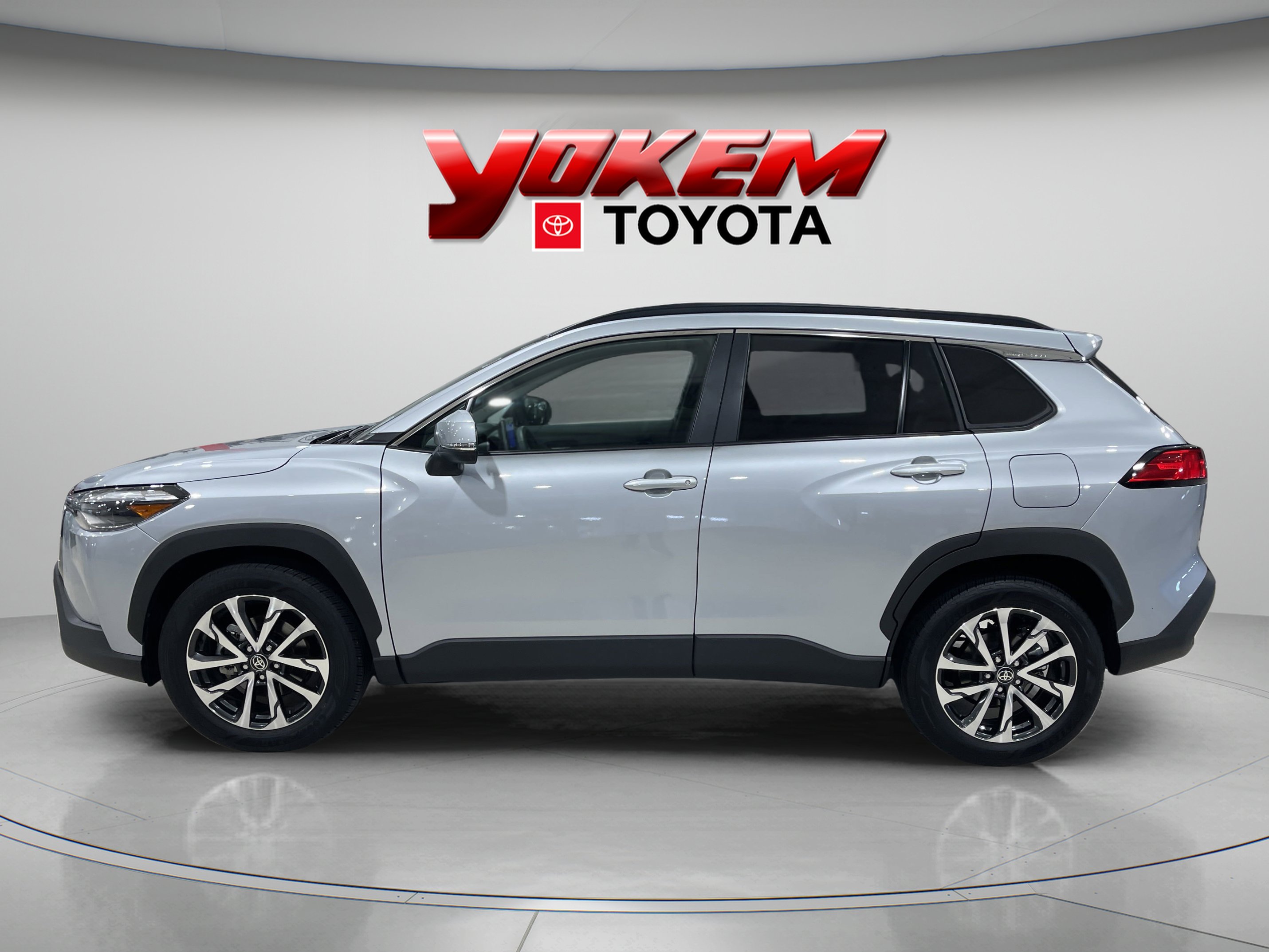 2023 Toyota Corolla Cross XLE photo 2