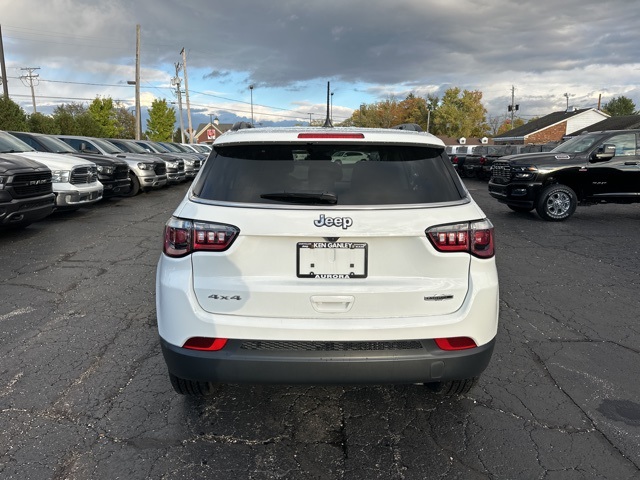 2022 Jeep Compass Latitude Lux photo 4