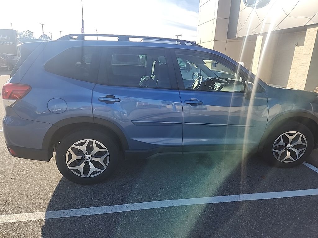 2023 Subaru Forester Premium photo 3