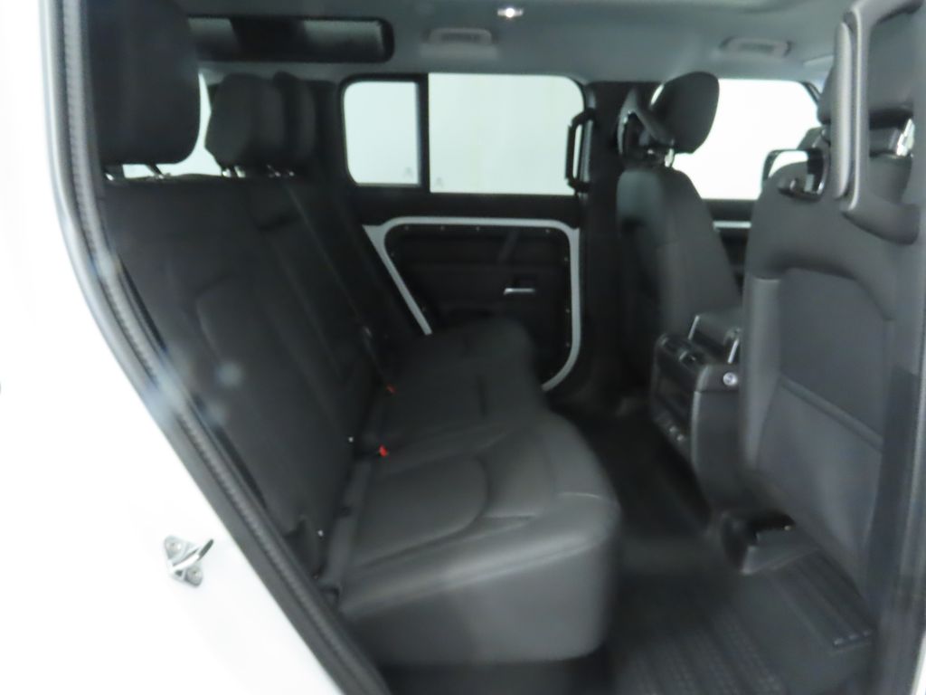 2025 Land Rover Defender 110 S photo 18