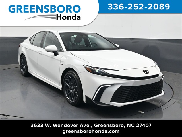 2025 Toyota Camry SE's photo