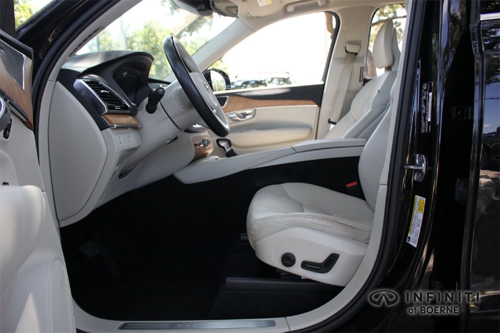 2022 Volvo XC90 Momentum photo 7