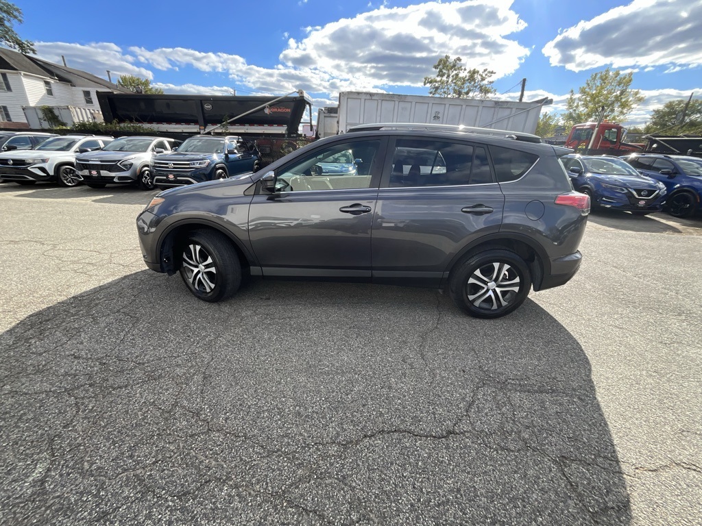 2018 Toyota RAV4 LE photo 3