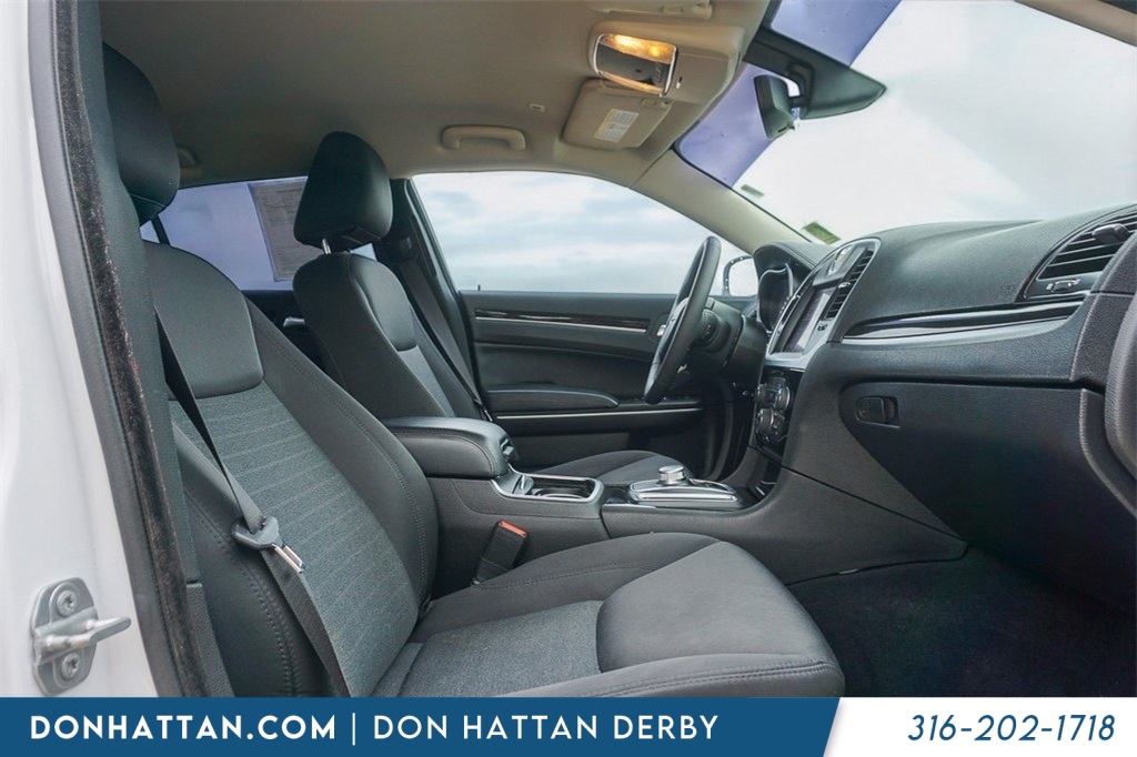 2023 Chrysler 300 Touring photo 6