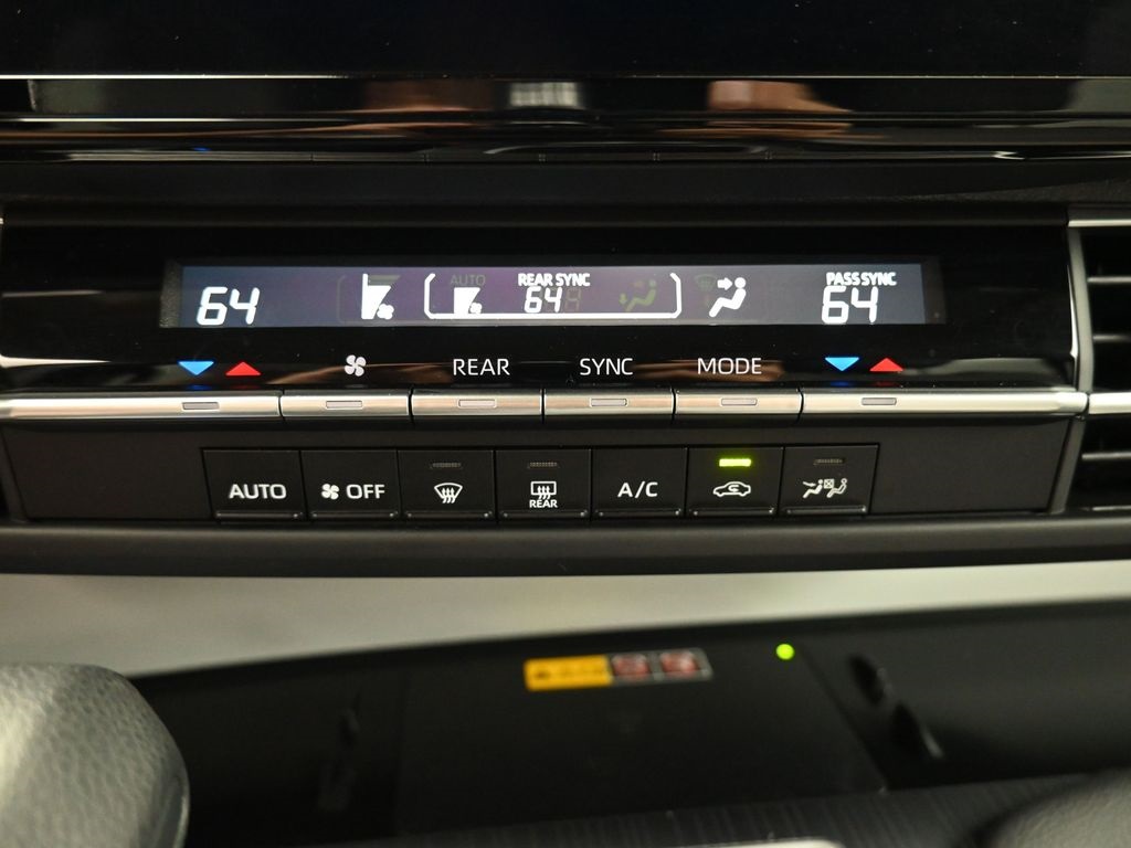 2025 Toyota Sienna LE photo 21