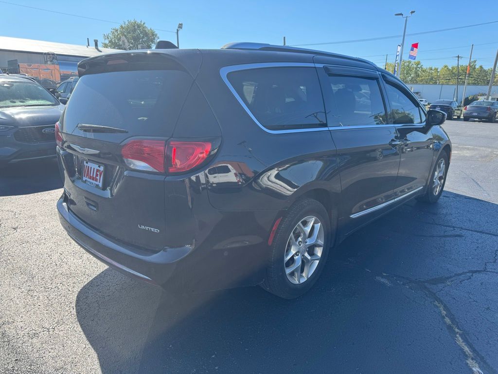 2018 Chrysler Pacifica Limited photo 2