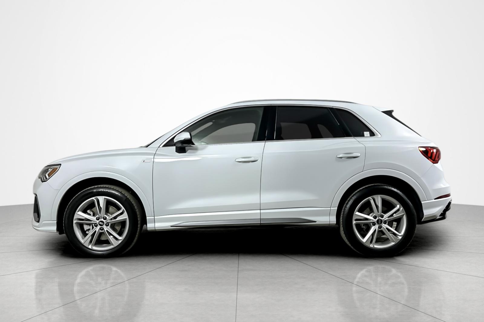 2022 Audi Q3 S line Premium Plus 45 TFSI photo 2