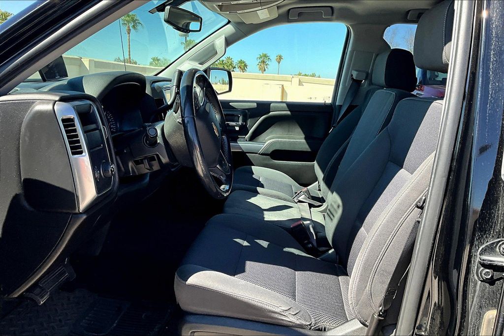 2018 Chevrolet Silverado 1500 LT photo 4