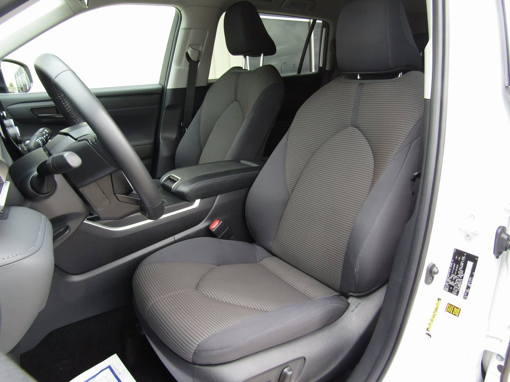 2024 Toyota Highlander LE photo 5