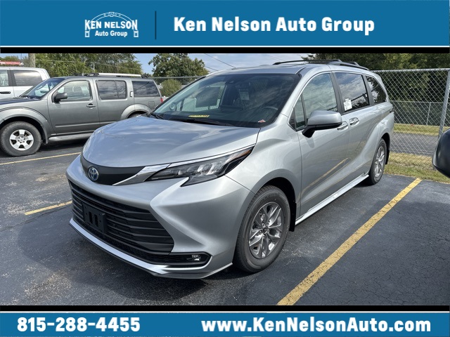 2025 Toyota Sienna XLE photo 13