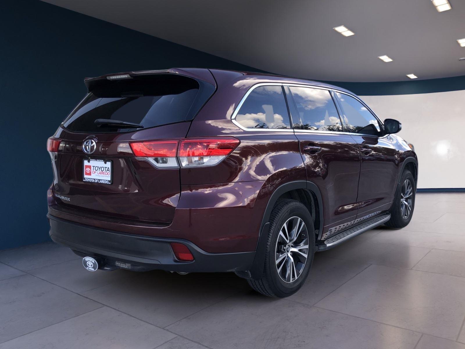 2018 Toyota Highlander LE photo 3