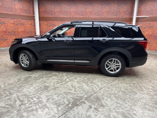 2025 Ford Explorer photo 2