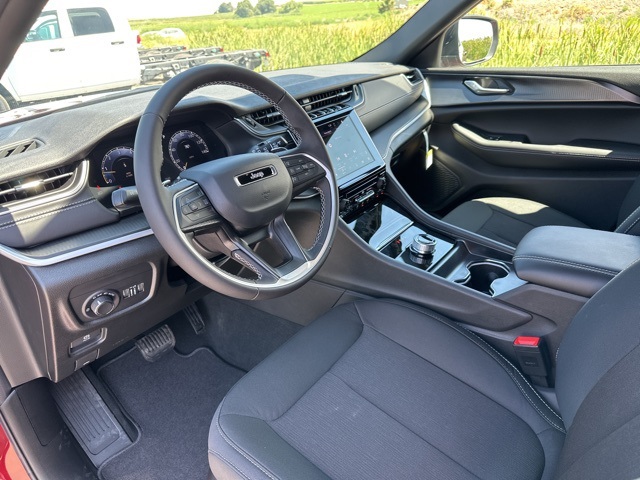 2025 Jeep Grand Cherokee Laredo photo 3