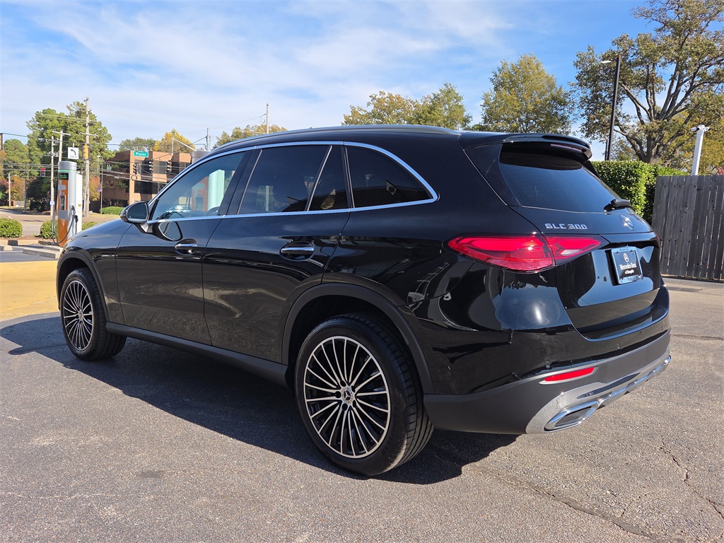 2025 Mercedes Benz GLC 300 photo 2