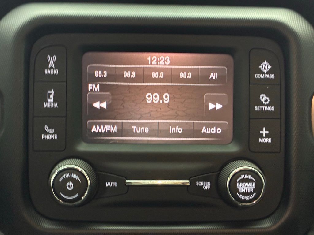 2021 Jeep Gladiator Willys photo 2