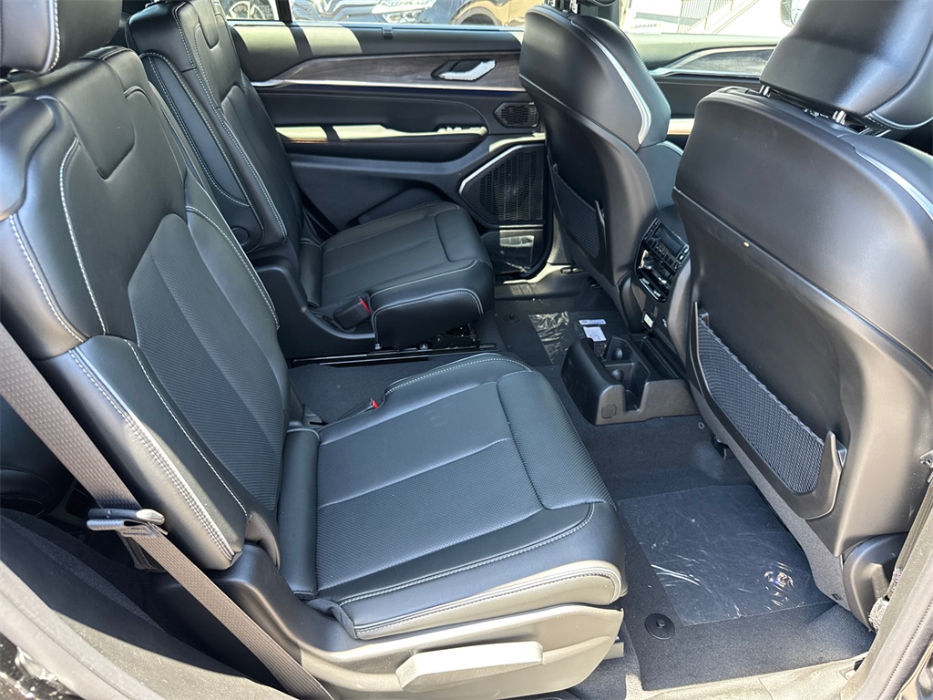 2025 Jeep Grand Cherokee Overland photo 15