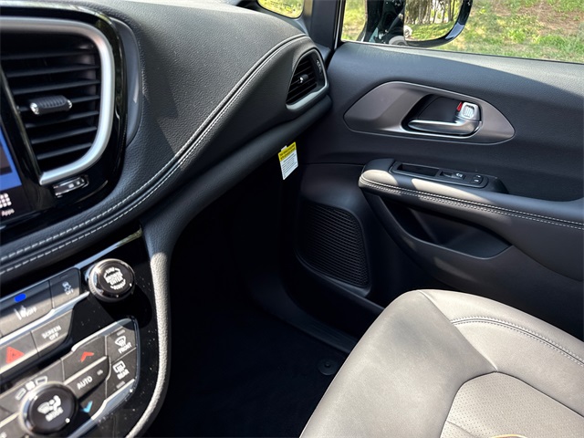 2026 Chrysler Pacifica photo 23