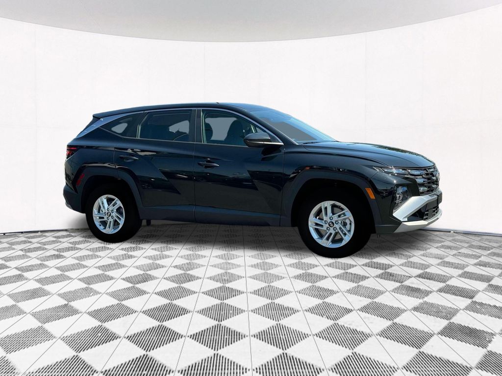 2025 Hyundai Tucson SE photo 9