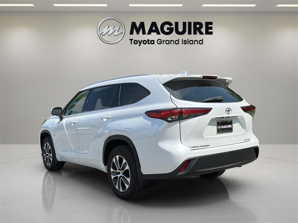 2022 Toyota Highlander XLE photo 3