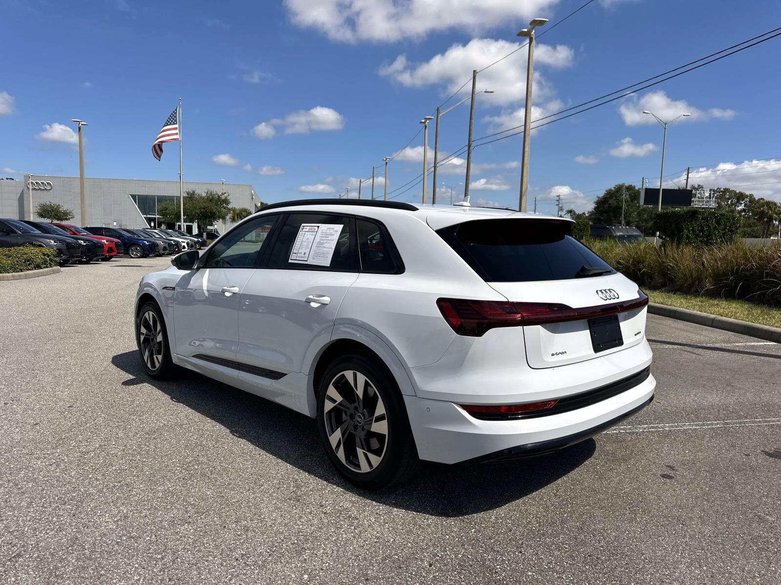 2021 Audi e-tron Premium photo 5