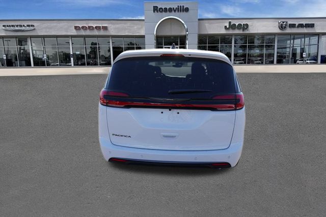 2026 Chrysler Pacifica photo 4