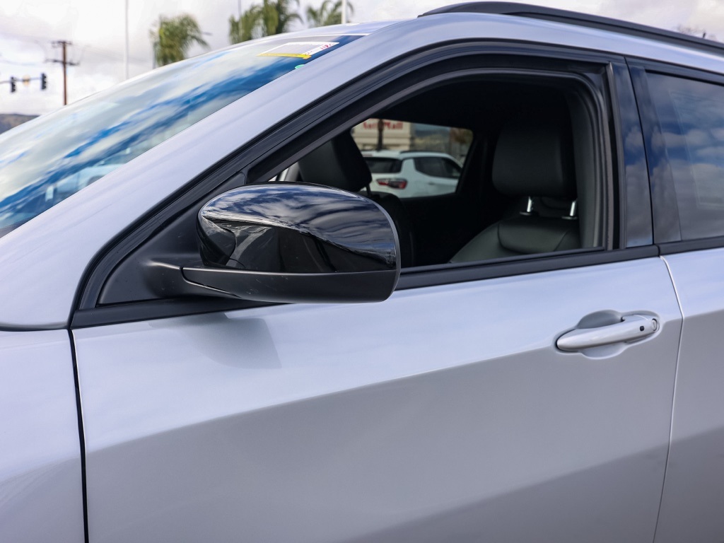 New 2026 Silver Zynith Metallic Clear-Coat Exterior Paint Jeep Latitude image 11