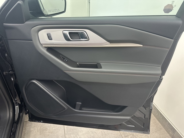 2025 Ford Explorer photo 27