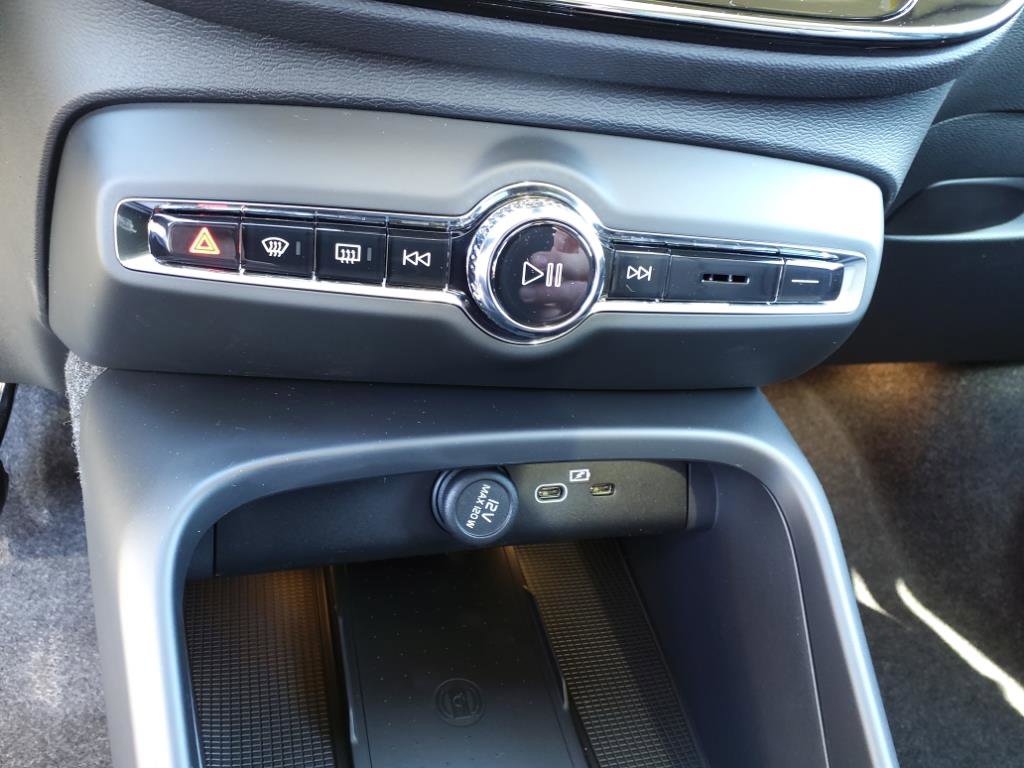 2025 Volvo XC40 Core photo 17