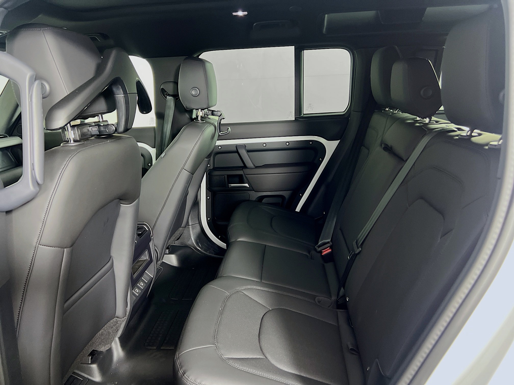 2025 Land Rover Defender 110 S photo 15