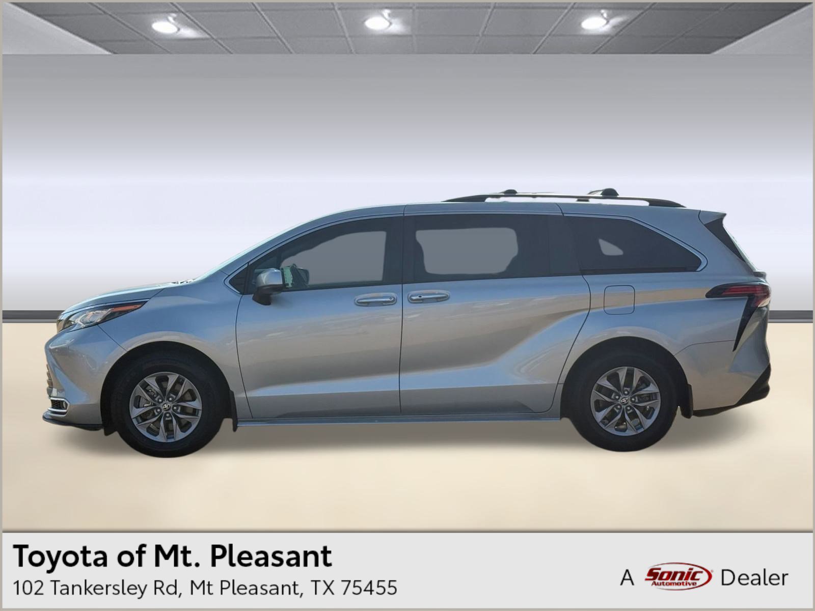 2022 Toyota Sienna XLE's photo