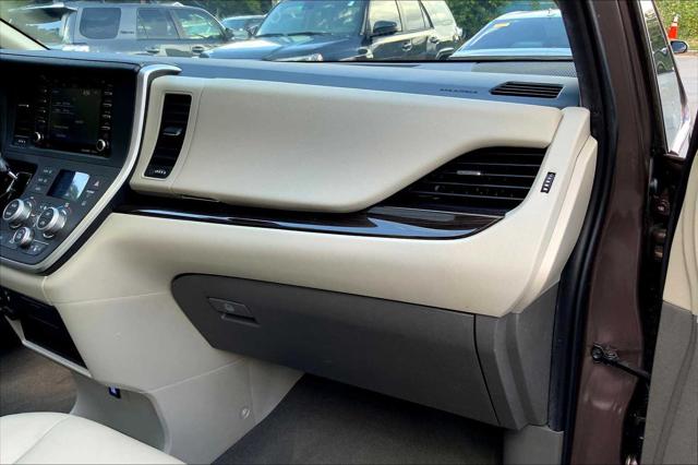 2020 Toyota Sienna XLE photo 16