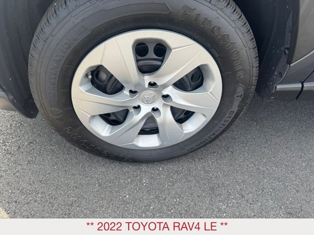 2022 Toyota RAV4 LE photo 5