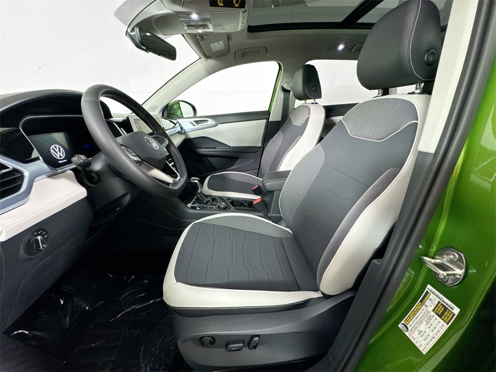 2025 Volkswagen Taos SE photo 6