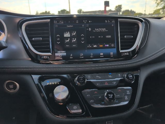 2026 Chrysler Pacifica photo 15