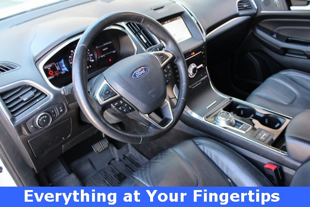 2019 Ford Edge Titanium photo 2