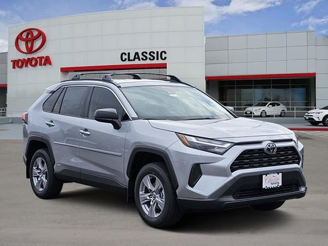 2025 Toyota RAV4 LE's photo