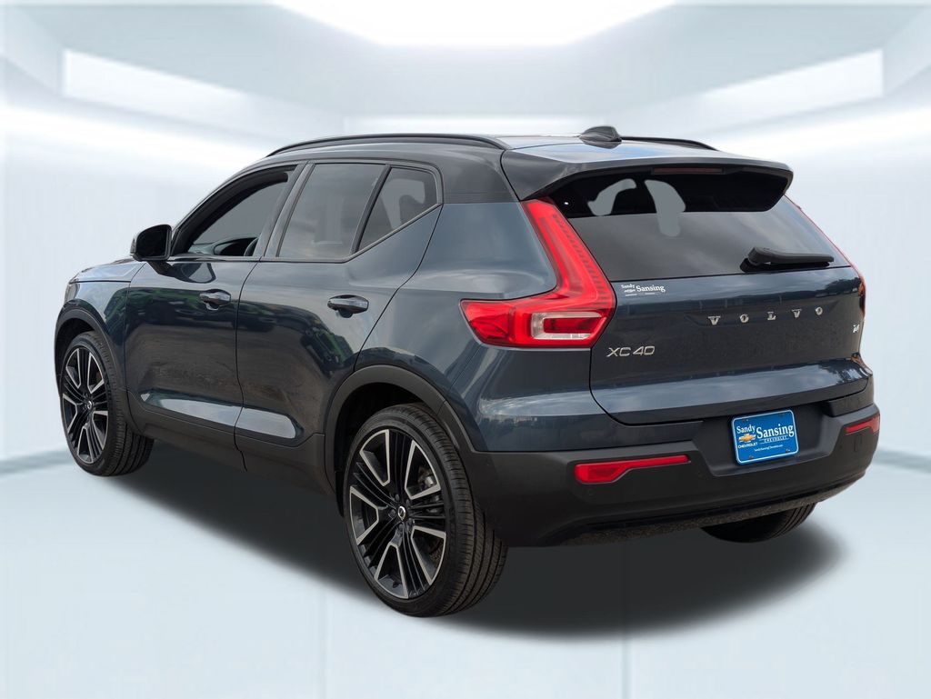 2022 Volvo XC40 R-Design photo 3