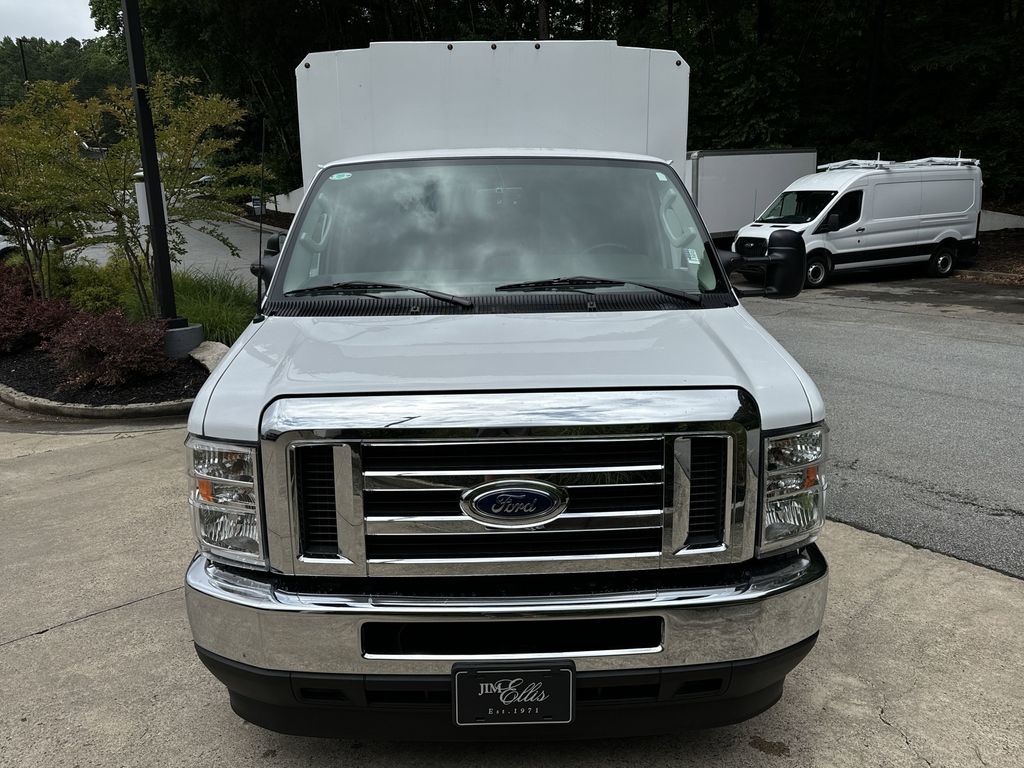 2025 Ford E-450 Cutaway photo 2
